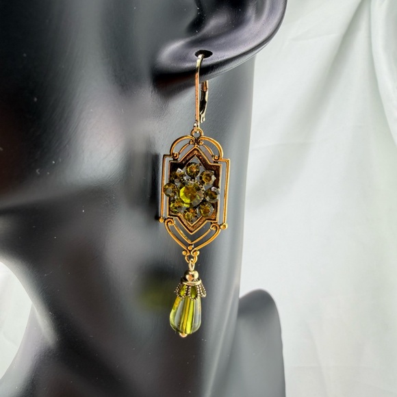 Vintage-Inspired Gold and Green Earrings - Picture 4 of 5